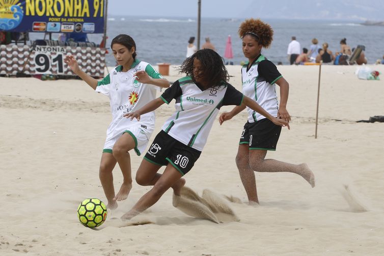 Mulheres jogam futebol na praia de Copacabana como parte do Outubro Rosa, promovido pela Comissão de Defesa dos Direitos da Mulher da ALERJ