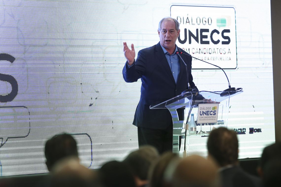 José Cruz/Agência Brasil O candidato à Presidência da República, Ciro Gomes, do PDT, discursa durante o evento, Diálogos Eleitor, realizado pela União Nacional de Entidades do Comércio e Serviços (Unecs).