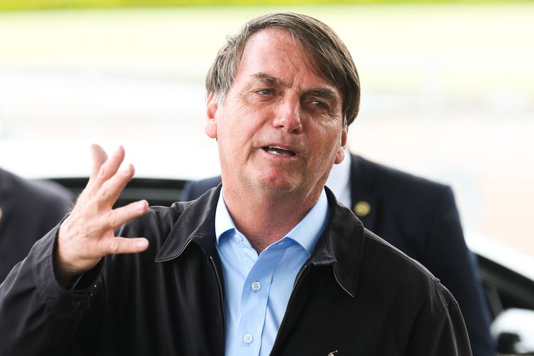 Presidente Jair Bolsonaro fala à imprensa  ao chegar no Palácio da Alvorada 