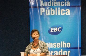 Beth Amorim, do Fórum de Mulheres, manifesta-se durante a Audiência Pública do Conselho Curador no Recife, 25 de julho (Foto: Flávia Vieira/Alepe/Gabinete do Deputado Luciano Siqueira)