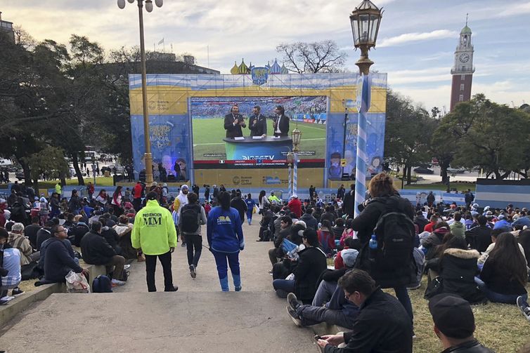 Argentinos esperam para ver o jogo na PraÃ§a San Martin, ao lado do MinistÃ©rio das RelaÃ§Ãµes Exteriores da Argentina