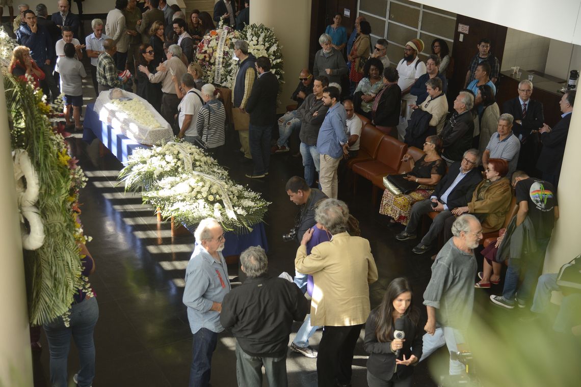 Tomaz Silva/Agência Brasil Familiares e amigos se despedem do jornalista Paulo Henrique Amorim, corpo é velado na Associação Brasileira de Imprensa (ABI), no centro do Rio.