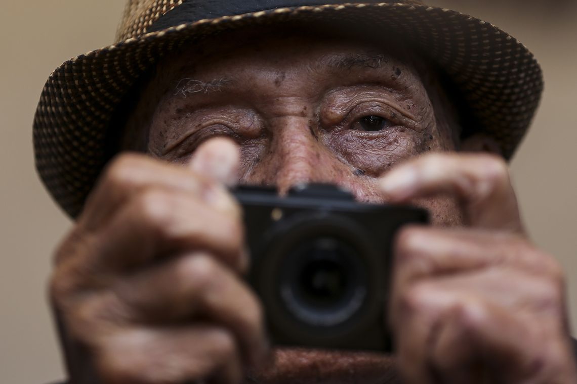 Marcelo Camargo/Agência Brasil O fotógrafo Gervásio Batista, de 95 anos, é homenageado pela Associação Baiana de Imprensa (ABI) com a Medalha do Mérito Jornalístico.