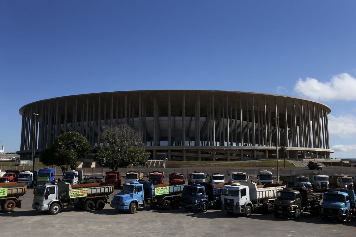 Marcelo Camargo/Agência Brasil Caminhoneiros realizam protesto contra a alta no preço do combustível e uma resolução do Contran que obriga a colocar dispositivos de segurança nas caçambas.