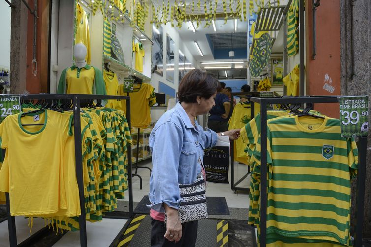  Comerciantes no centro da cidade decoram lojas e vendem artigos para torcedores da Copa do Mundo da Rússia 2018. 