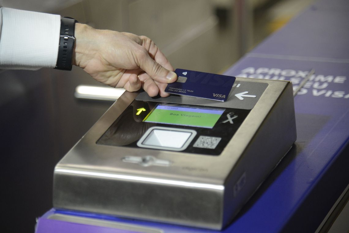 Fernando Frazão/Agência Brasil Metrô Rio lança serviço de pagamento da tarifa por tecnologia de aproximação, com cartões, celulares e outros dispositivos, diretamente nas catracas de embarque das estações.