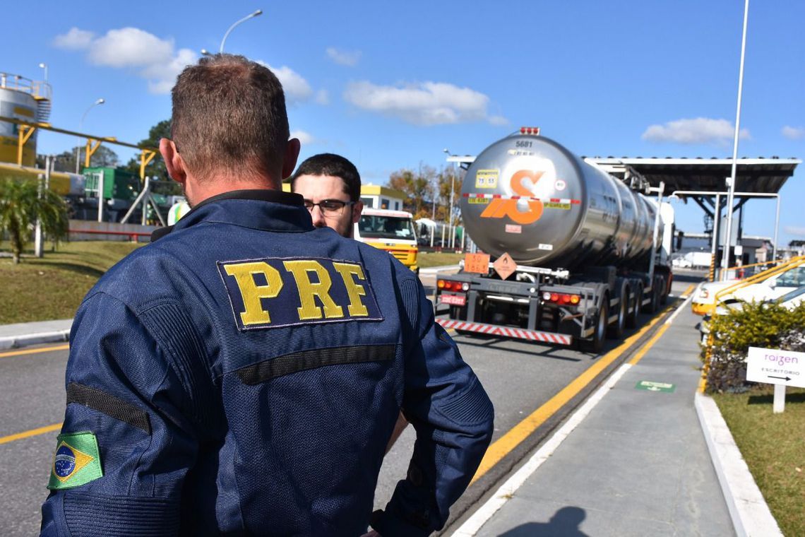 Equipes da Polícia Rodoviária Federal (PRF) escoltam uma carga de combustível para aviação desde a Refinaria da Petrobras em Araucária (PR) até o Aeroporto Internacional Afonso Pena, em São José dos Pinhais (PR).