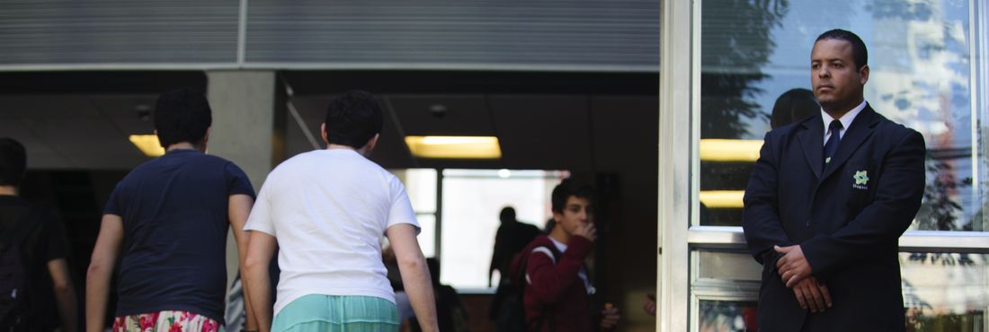 Estudantes de colégio particular em SP usam saia para protestar Estudantes de colégio particular em SP usam saia para protestar
