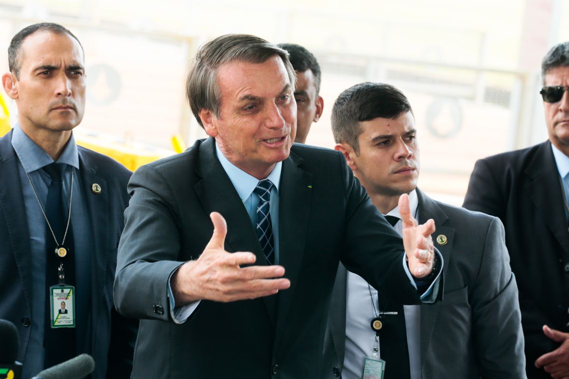 Presidente Jair Bolsonaro cumprimenta turistas e fala à imprensa no Palácio da Alvorada