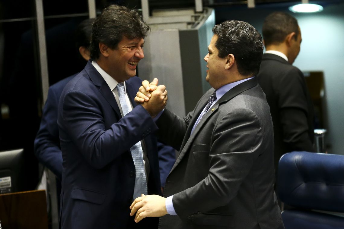 Marcelo Camargo/Agência Brasil O ministro da Saúde, Luiz Henrique Mandetta, e o presidente do Senado, Davi Alcolumbre, participam da assinatura da portaria de incorporação do medicamento Nusinersena (Spinraza) para pessoas com Atrofia Muscular Espinhal (AME).