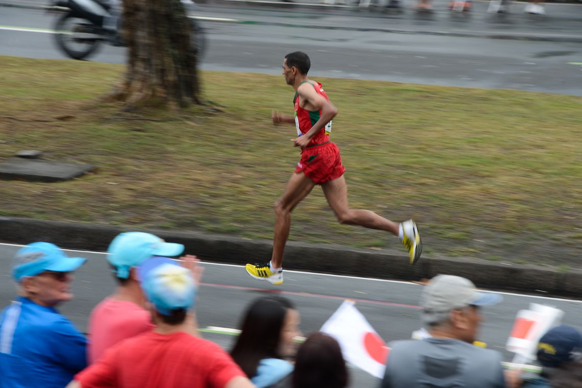 Tânia Rêgo/Agência Brasil Rio de Janeiro - Sob chuva forte atletas da maratona masculina passam pelo aterro do Flamengo (Tânia Rêgo/Agência Brasil)