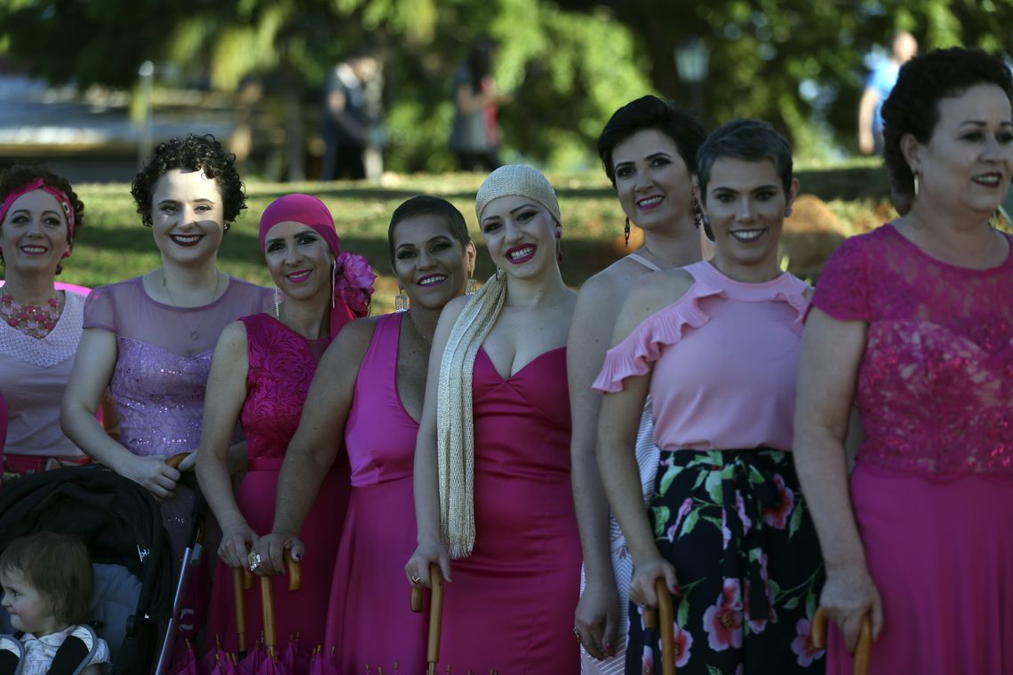 José Cruz/Agência Brasil Brasília - Mulheres com câncer de mama participam de desfile como parte das atividades do Outubro Rosa, mês de conscientização sobre a doença (José Cruz/Agência Brasil)