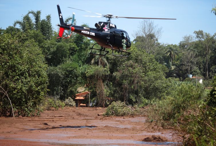 Helicóptero de resgate sobrevoa Rio Paraopeba atingido pelo rompimento de barragem da Vale, em Brumadinho.