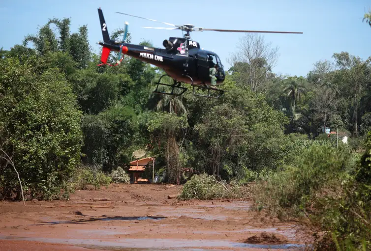 Helicóptero de resgate sobrevoa Rio Paraopeba atingido pelo rompimento de barragem da Vale, em Brumadinho.