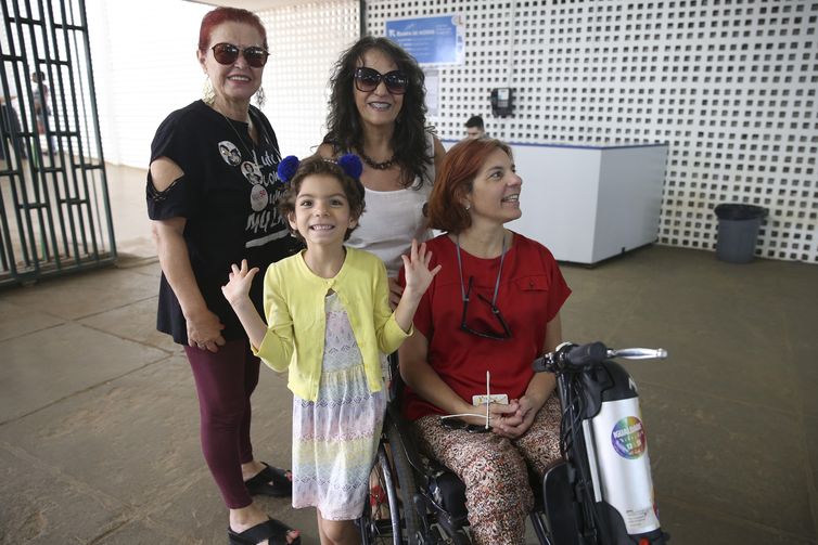 Eleitores vão às urnas no primeiro turno das eleições de 2018. Na foto, a funcionária pública Anna Paula, 45 anos, foi com a filha Amy Lianna.
