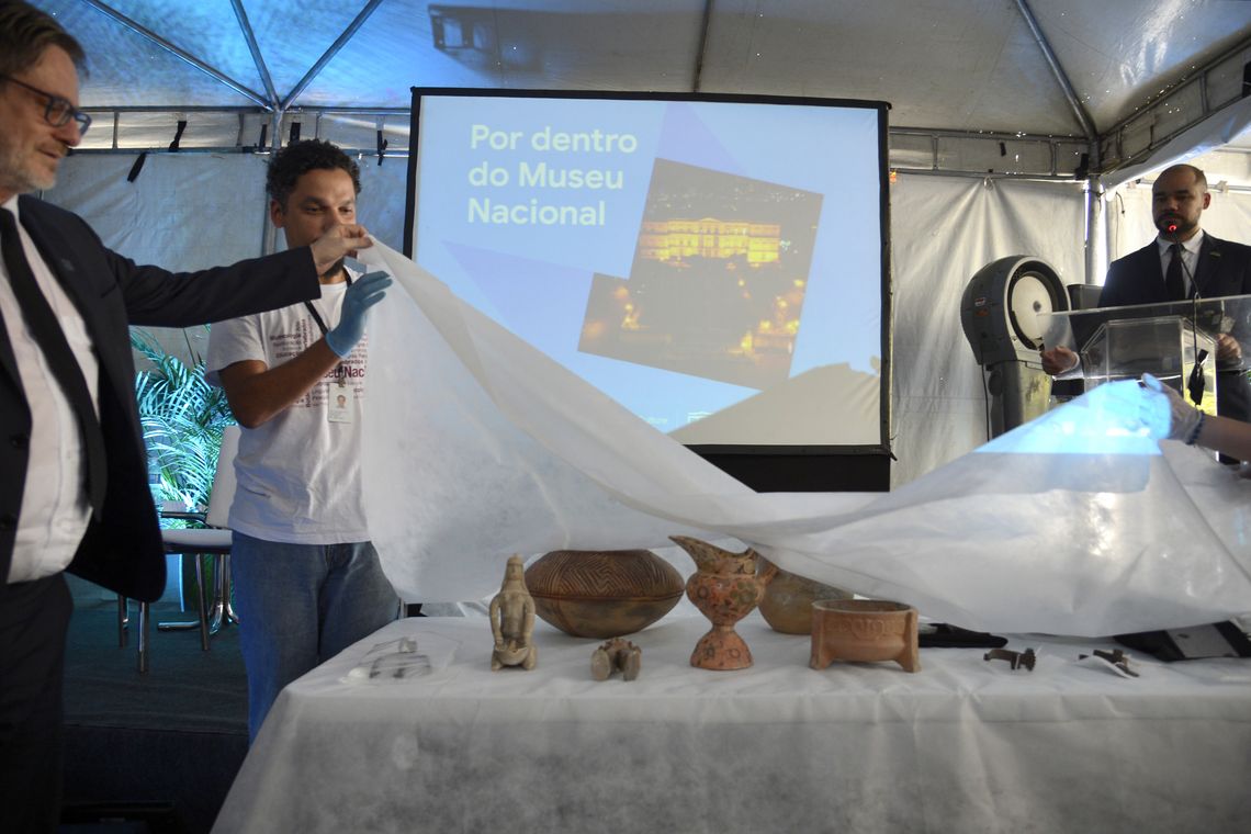 Direção do Museu Nacional do Rio de Janeiro apresenta peças resgatadas recentemente, durante evento de divulgação das ações de apoio à recuperação do museu.