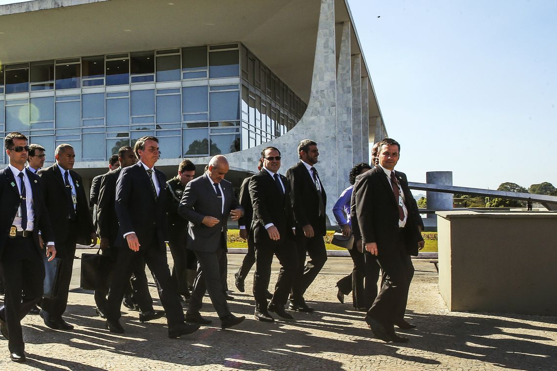 Antonio Cruz/Agência Brasil O presidente Jair Bolsonaro quebrou o protocolo na manhã desta Segunda- Feira e foi a pé a rua do Palácio do Planalto para o Congresso Nacional, para participar de uma sessão solene da Câmara em homenagem ao aniversário do Comando de Operações