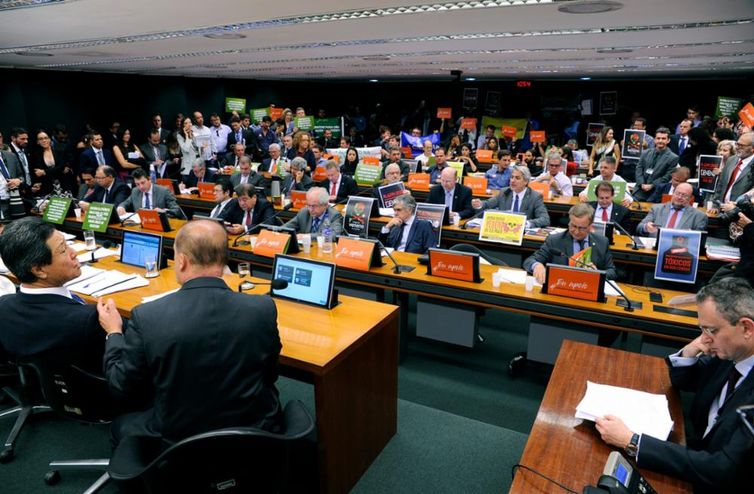 ComissÃ£o especial da CÃ¢mara debate relatÃ³rio sobre mudanÃ§as na Lei dos AgrotÃ³xicos