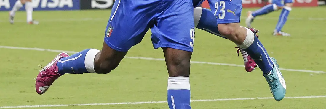 AP20140614 Mario Balotelli (9) marca segundo e comemora Mario Balotelli (9) comemora com Marco Verratti (23) após Balotelli marcar o segundo gol da seleção italiana