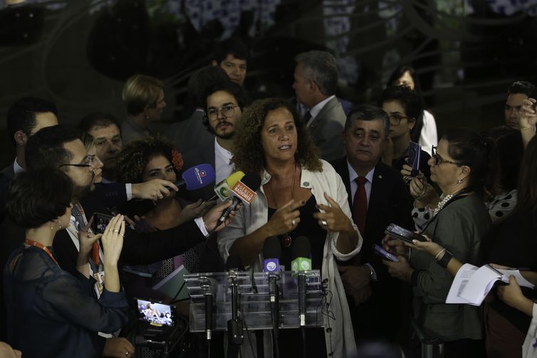 Deputados da oposição, ancorados por Jandira Feghali, falam à imprensa sobre a proposta de reforma da Previdência apresentada pelo governo.