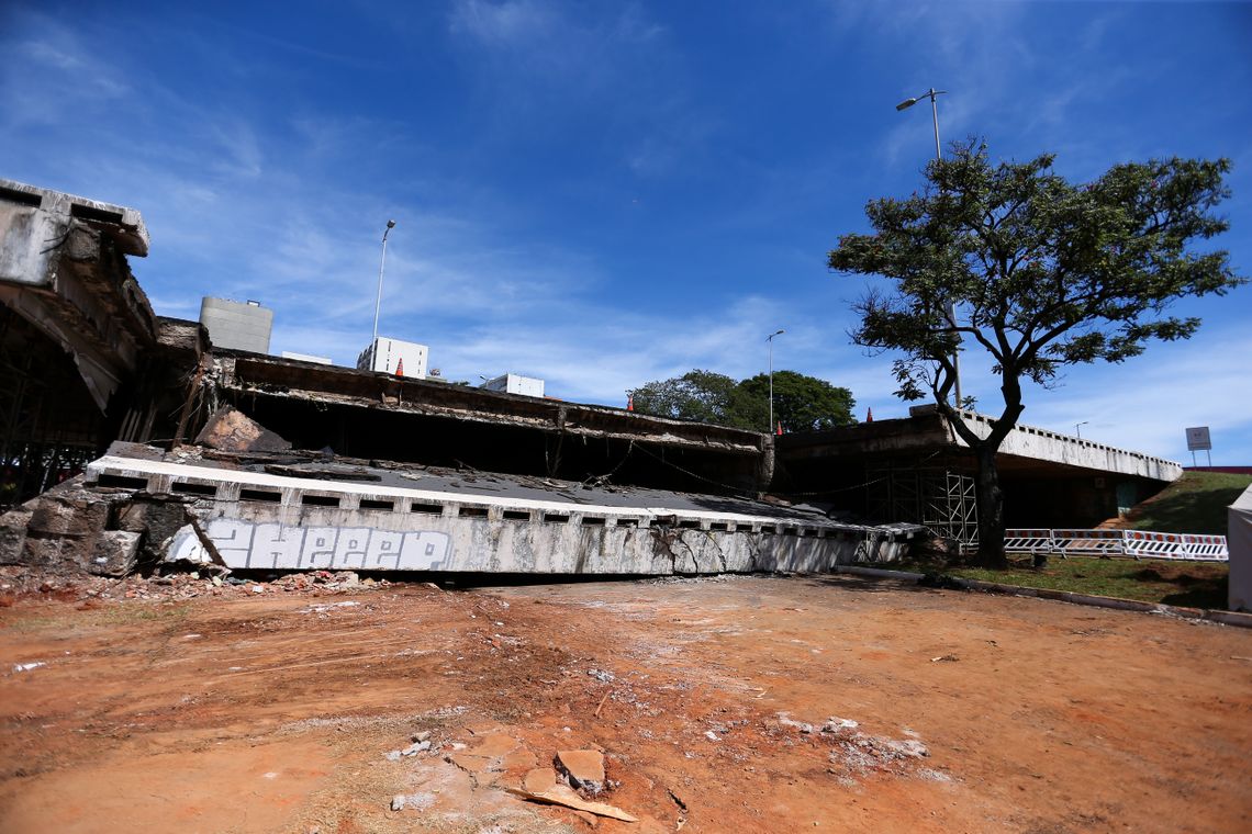 Marcelo Camargo/Agência Brasil Brasília - Obras de desvio do local onde desabou um viaduto próximo à Galeria dos Estados, na região central de Brasília (Marcelo Camargo/Agência Brasil)