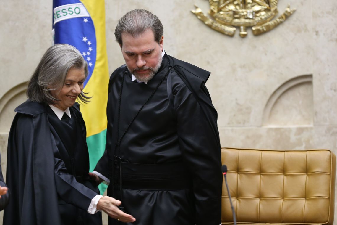 Fabio Rodrigues Pozzebom/Agência Brasil O novo presidente do Supremo Tribunal Federal (STF), ministro Dias Toffoli, e a ex-presidente da Corte ministra Cármen Lúcia, durante sessão solene de posse.