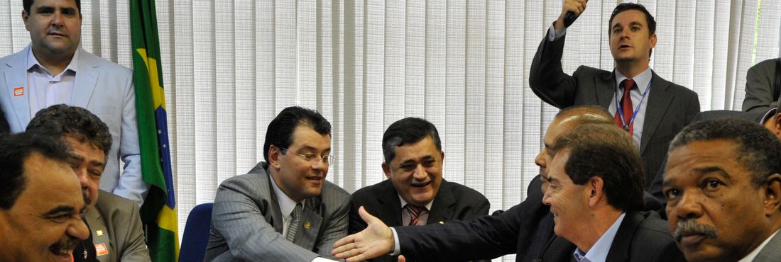 Brasília – O líder do governo no Senado, Eduardo Braga (PMDB-AM), relator da Medida Provisória 595/2012, a chamada MP dos Portos, reúne-se com representantes sindicais de trabalhadores portuários para debater mudanças na proposta. Brasília – O líder do governo no Senado, Eduardo Braga (PMDB-AM), relator da Medida Provisória 595/2012, a chamada MP dos Portos, reúne-se com representantes sindicais de trabalhadores portuários para debater mudanças na proposta.