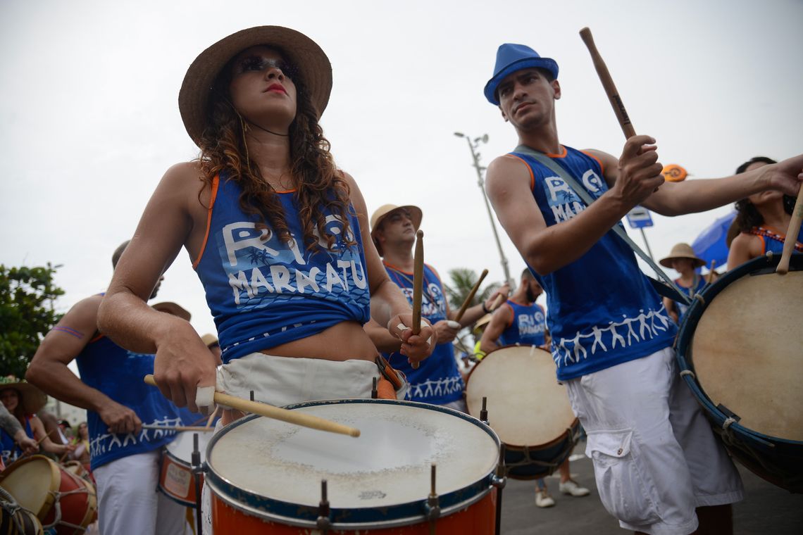 Fernando Frazão/Agência Brasil Rio de Janeiro – Bloco inspirado na temática recifense do Maracatu de Baque Virado leva batuque à orla de Ipanema (Fernando Frazão/Agência Brasil)
