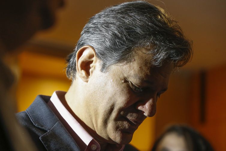 O candidato à presidência, Fernando Haddad conversa com jornalistas após encontro com Congregação das Igrejas Evangélicas, no hotel Porto Bay Copacabana, na zona sul da cidade.