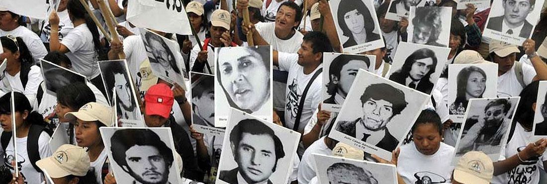 Manifestantes lembram desaparecidos na Argentina em aniversário do golpe militar Justiça estima que cerca de 30 mil pessoas desapareceram após o golpe militar da Argentina em 24 de março de 1976