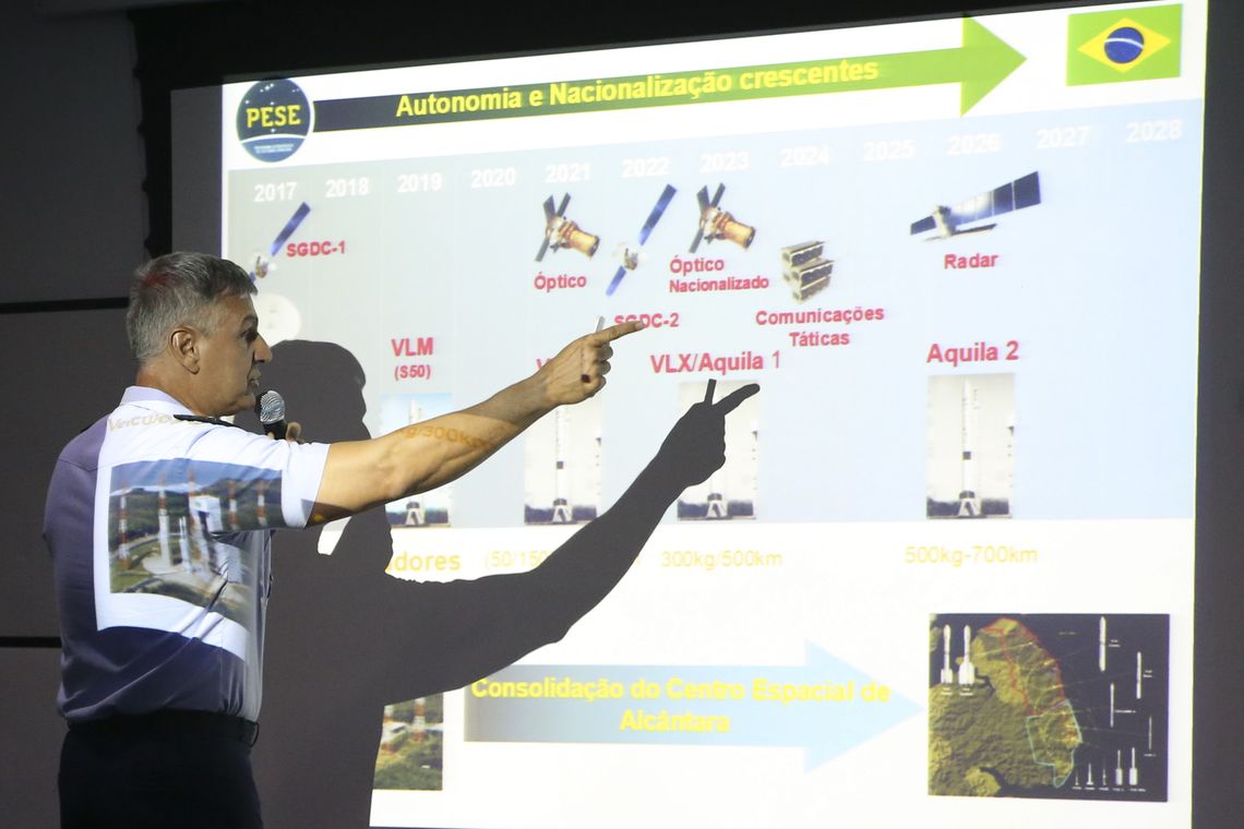 Valter Campanato/Agência Brasil O major-brigadeiro Luiz Fernando de Aguiar, presidente da Comissão de Coordenação de Implantação de Sistemas Espaciais, durante coletiva de imprensa no Centro de Lançamento de Alcântara (CLA), no Maranhão