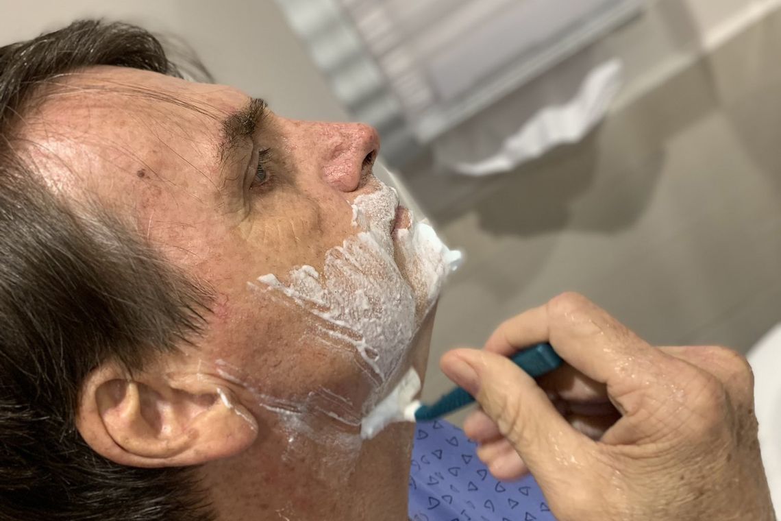 presidente Jair Bolsonaro,Hospital , se barbeando