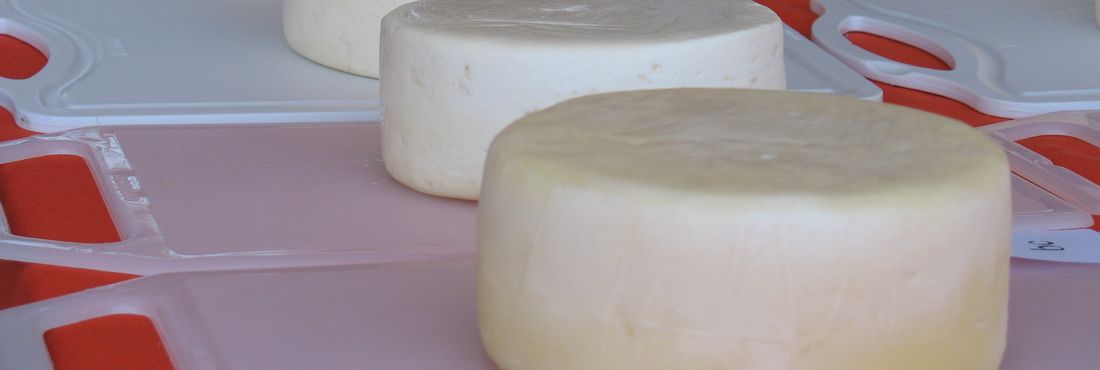 Queijo mineiro Pesquisadores da Embrapa Agroindústria de Alimentos estão em busca de solução para os entraves que impedem a comercialização do queijo do Serro no país