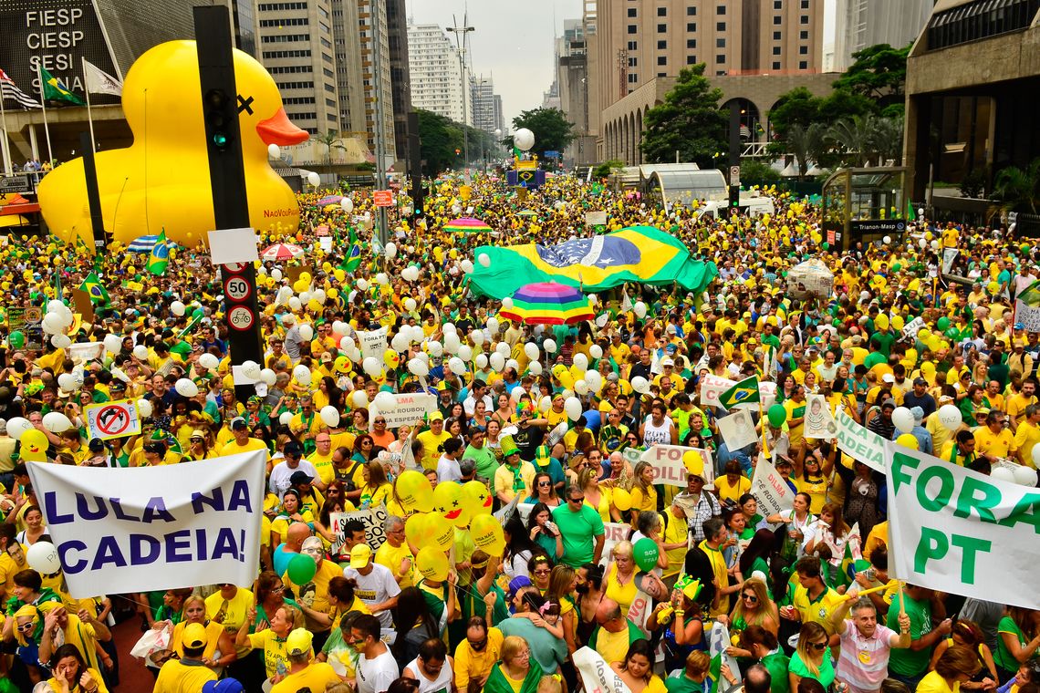Rovena Rosa/Agência Brasil São Paulo - Manifestação na Avenida Paulista, região central da capital, contra a corrupção e pela saída da presidenta Dilma Rousseff (Rovena Rosa/Agência Brasil)