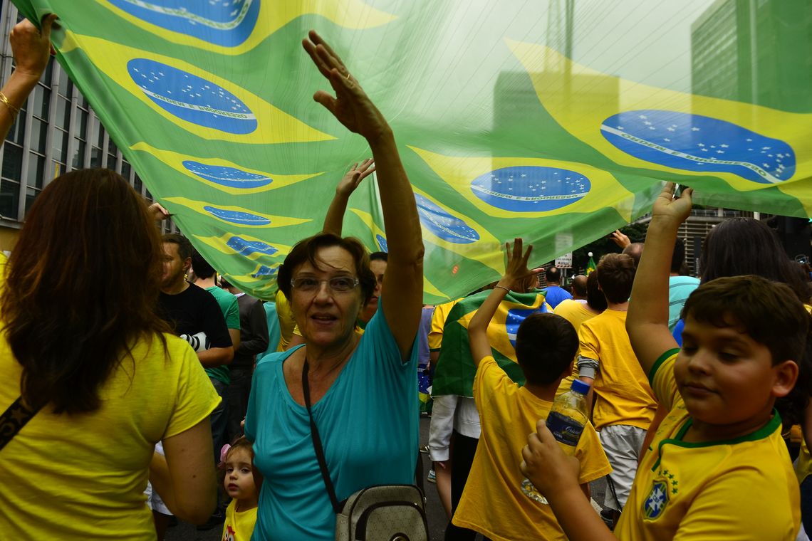 Rovena Rosa/Agência Brasil São Paulo - Manifestação na Avenida Paulista, região central da capital, contra a corrupção e pela saída da presidenta Dilma Rousseff (Rovena Rosa/Agência Brasil)