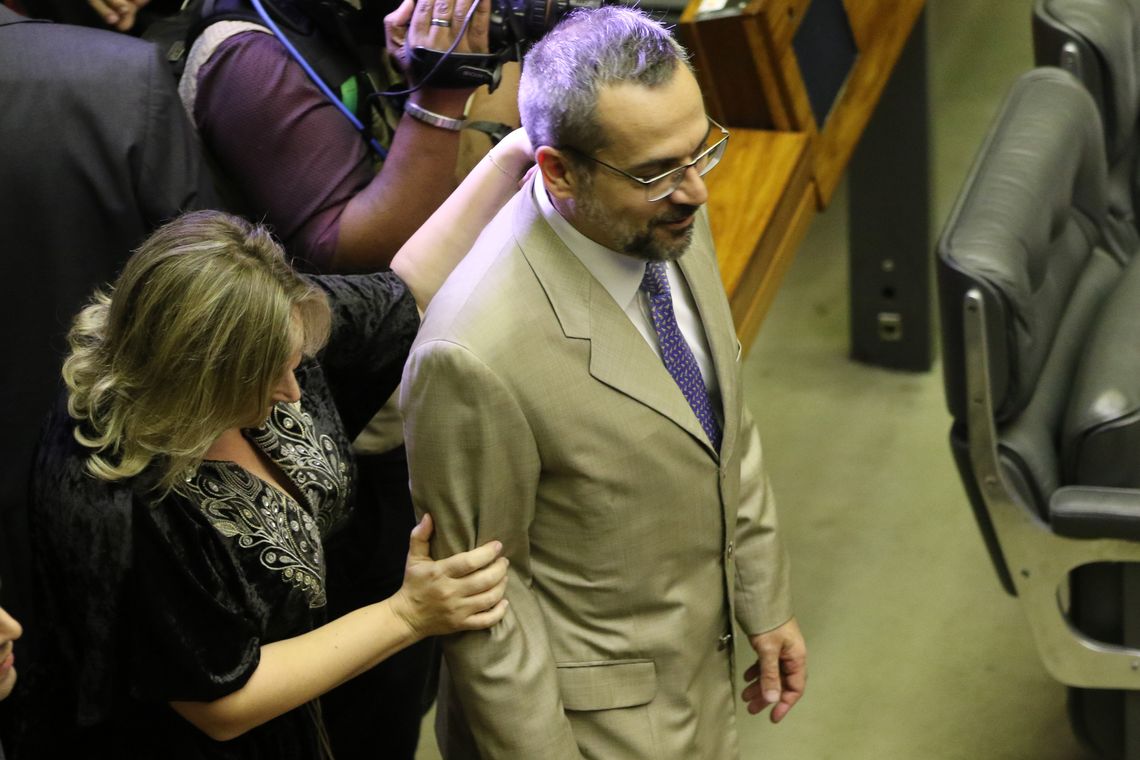 Fabio Rodrigues Pozzebom/Agência Brasil Ministro da Educação, Abraham Weintraub, e a líder do governo no Congresso, deputada Joice Hasselmann, na Câmara dos Deputados. O ministro vai detalhar como será feito o bloqueio de verbas de universidades públicas e institutos federais.
