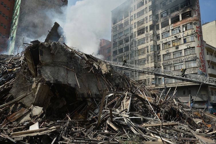 Bombeiros fazem rescaldo de escombros de prÃ©dio que pegou fogo em SP