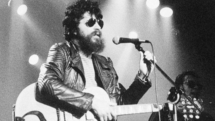 Image: http://imagens.ebc.com.br/F4GsuApD9RMyNO-E5LtwGo63c0U=/754x0/smart/http://tvbrasil.ebc.com.br/sites/default/files/thumbnails/image/raul_cantando_2.jpg?itok=e2MHph5n Raul Seixas considerado um dos pioneiros do rock brasileiro