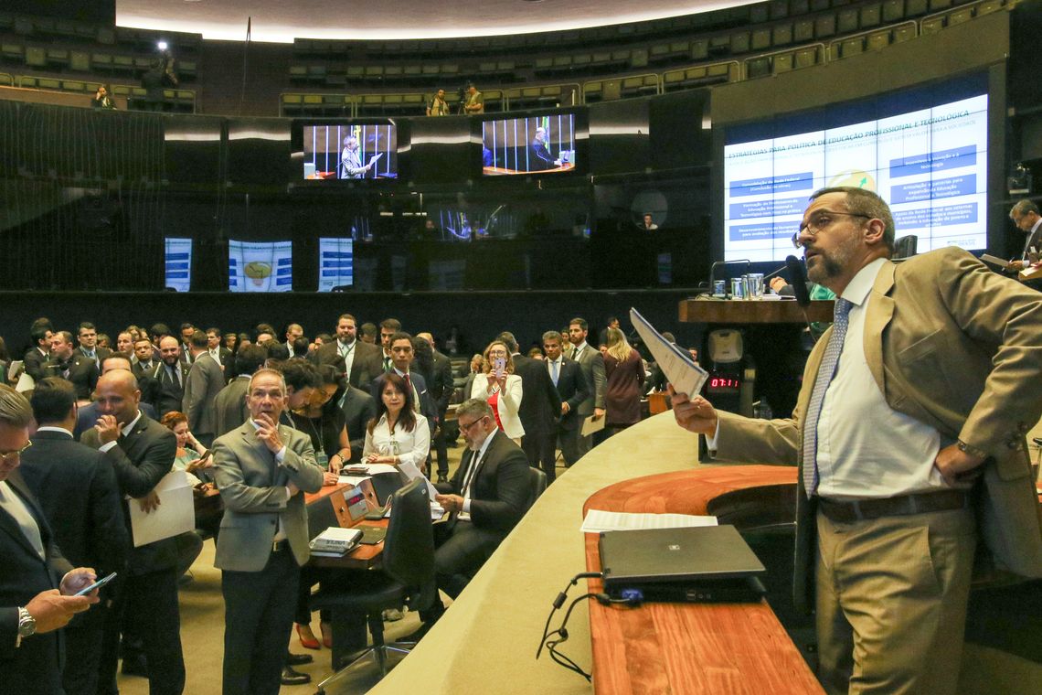 Fabio Rodrigues Pozzebom/Agência Brasil O ministro da Educação, Abraham Weintraub, na Câmara dos Deputados para detalhar como será feito o bloqueio de verbas de universidades públicas e institutos federais. O ministro foi convocado para falar sobre bloqueio de recursos.