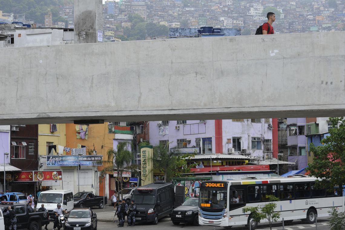 Tânia Rêgo; Agencia Brasil Rio de Janeiro - Policiais do Batalhão de Operações Especiais, do Batalhão de Polícia de Choque e de diversas UPPs foram à Rocinha para reforçar o policiamento na comunidade.