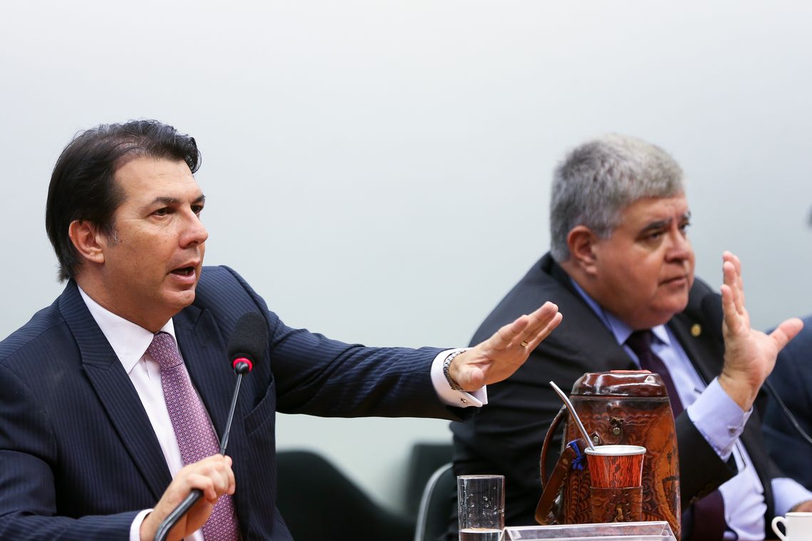 Marcelo Camargo/Agência Brasil Brasília - Os deputados Arthur Maia e Carlos Marum durante sessão da Comissão Especial que analisa a proposta de emenda à Constituição (PEC) da reforma da Previdência (PEC 287/16) para a leitura do parecer do relator sobre o assunto