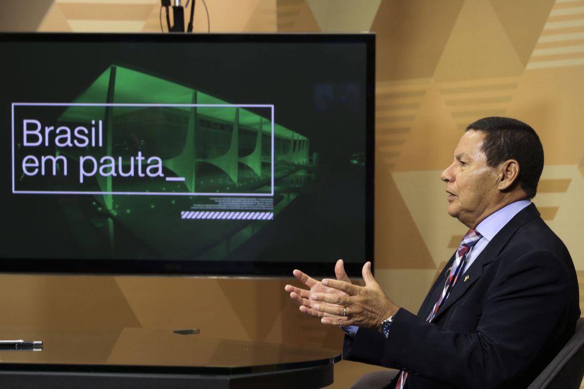 O vice presidente da Republica, Hamilton Mourão,dá entrevista ao programa Brasil em Pauta, da TV Brasil, em Brasília.