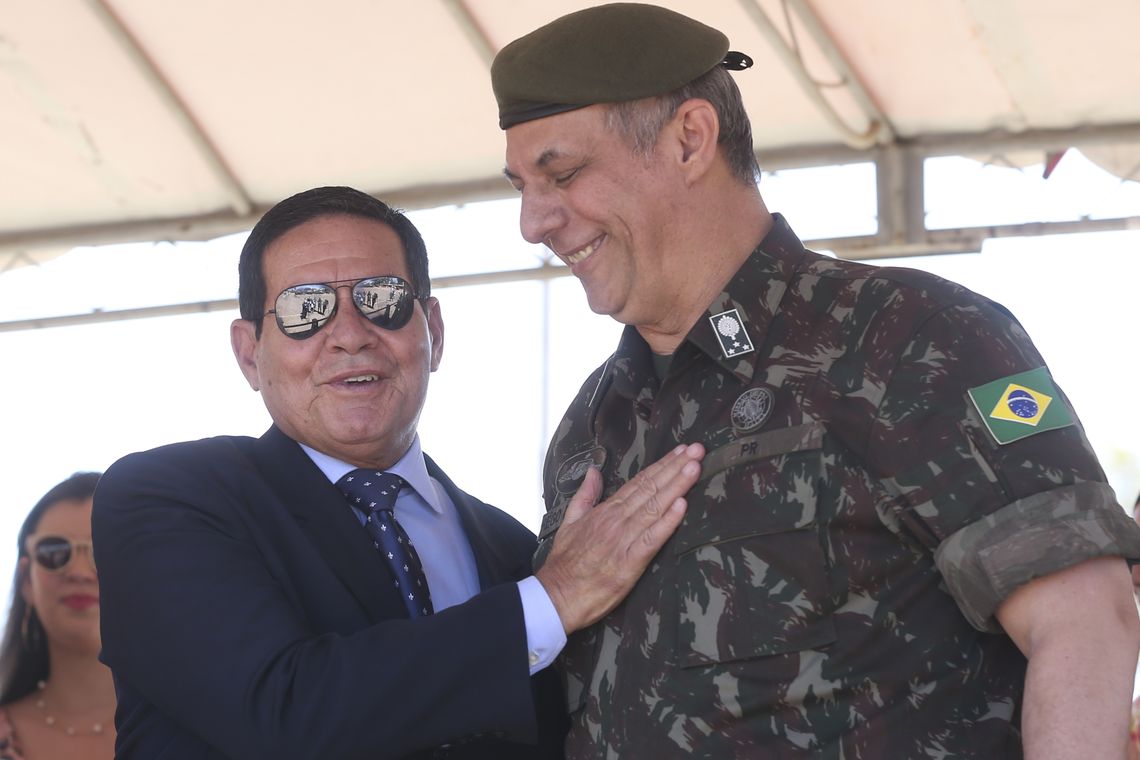 Antonio Cruz/Agência Brasil O presidente em exercício, Hamilton Mourão,participa da cerimônia de despedida do serviço ativo do Exército, do porta-voz da Presidência da República, Otávio Rêgo Barros no batalhão do 1º Regimento de Cavalaria de Guardas