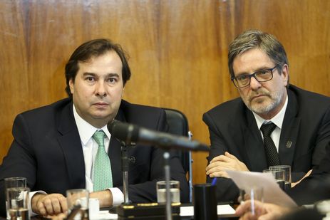 O presidente da Câmara dos Deputados, Rodrigo Maia, e o reitor da Universidade Federal do Rio de Janeiro (UFRJ), Roberto Leher, durante reunião com o diretor do Museu Nacional e parlamentares do Rio de Janeiro. 
