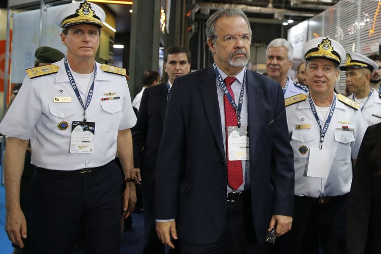 O ministro da SeguranÃ§a PÃºblica, Raul Jungmann, participa da feira de defesa Ridex, no PÃ­er MauÃ¡, Rio de Janeiro.