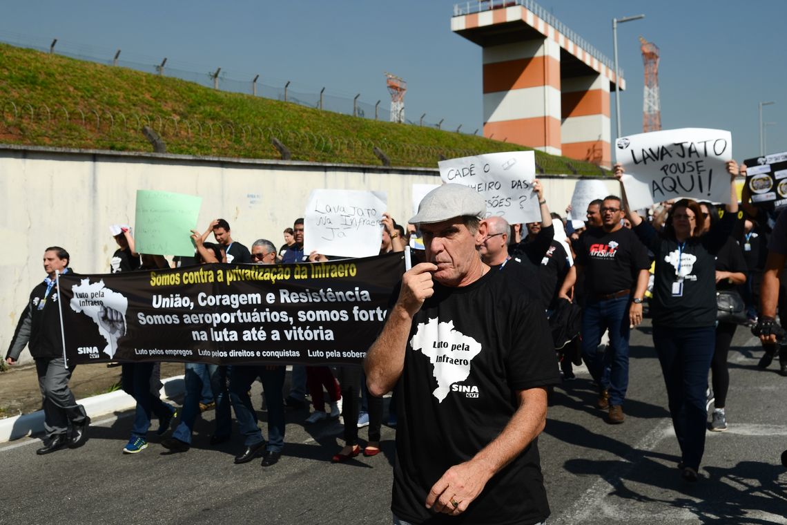Rovena Rosa/Agência Brasil São Paulo - Ato contra a privatização da Empresa Brasileira de Infraestrutura Aeroportuária (Infraero), organizado pelo Sindicato Nacional dos Aeroportuários (Sina), no Aeroporto de Congonhas (Rovena Rosa/Agência Brasil)