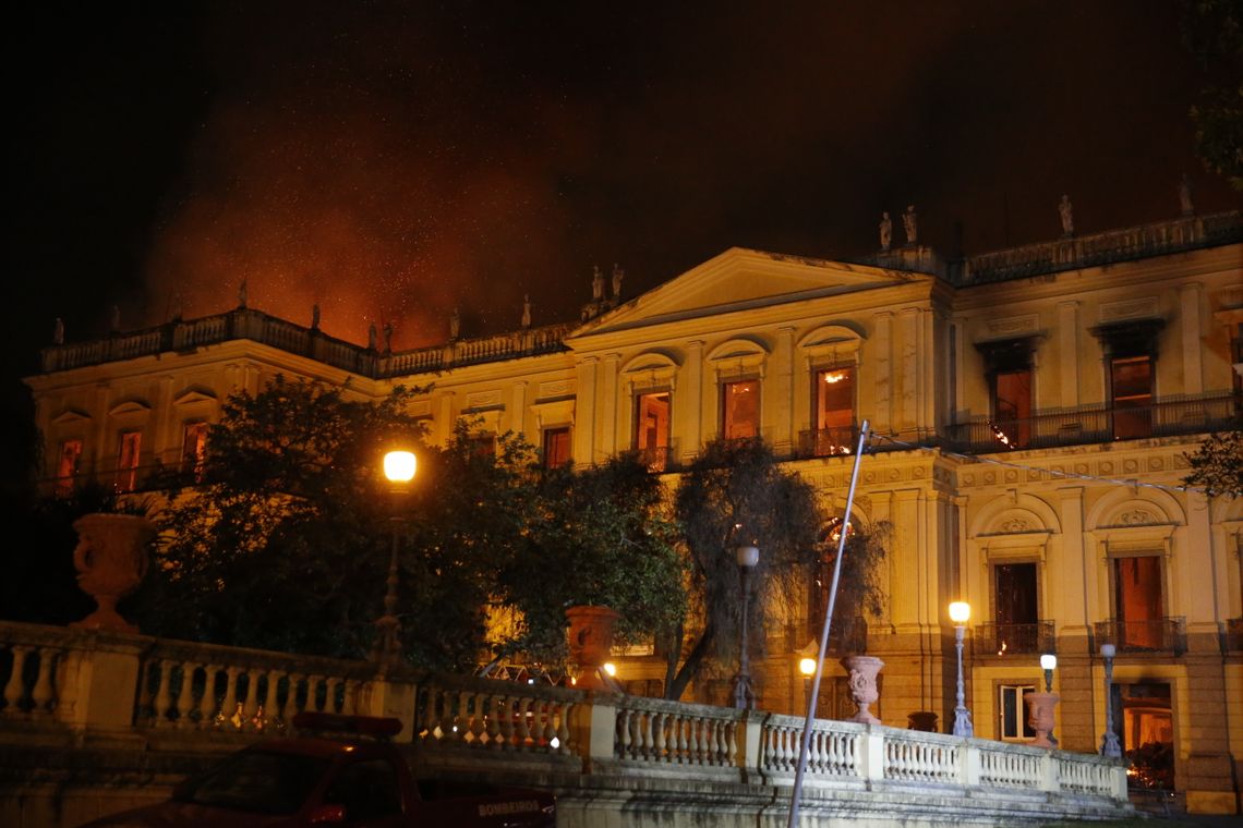 Tânia Rego/Agência Brasil Um incêndio de proporções ainda incalculáveis atingiu, no começo da noite deste domingo (2), o Museu Nacional do Rio de Janeiro, na Quinta da Boa Vista, em São Cristóvão, na zona norte da capital fluminense