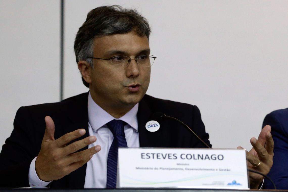 Valter Campanato/Agência Brasil Brasília - O ministro do Planejamento, Esteves Colnago, divulga resultados preliminares de políticas públicas sociais (Valter Campanato/Agência Brasil)
