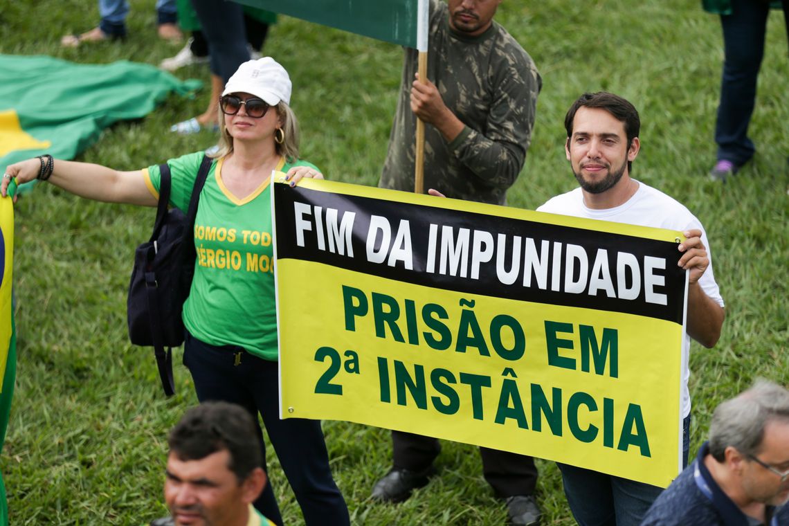 Fabio Rodrigues Pozzebom/Agência Brasil Brasília - Manifestantes contra Lula protestam na Esplanada dos Ministérios. O STF julga o pedido do ex-presidente para não ser preso até se esgotarem os recursos na Justiça (Fabio Rodrigues Pozzebom/Agência Brasil)