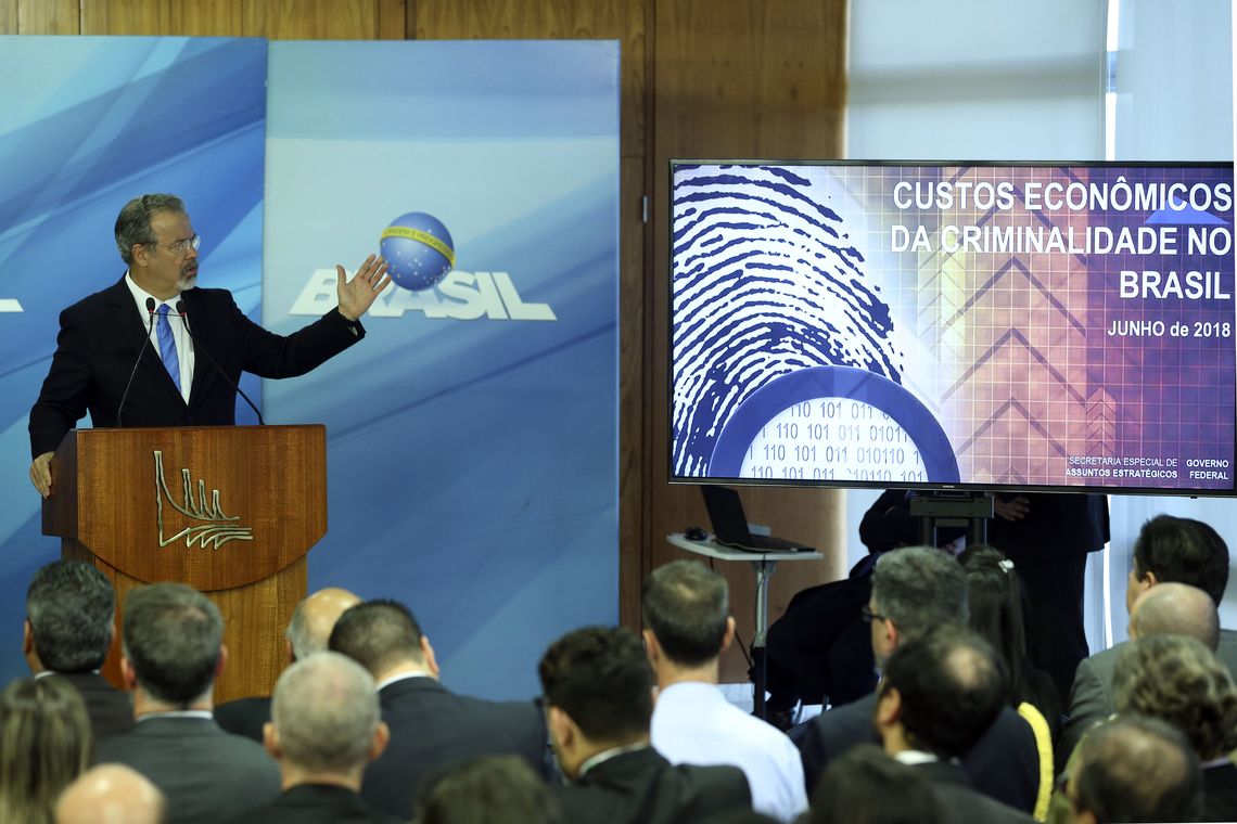 Valter Campanato/Agência Brasil O ministro da Segurança Pública, Raul Jungmann, discursa na cerimônia de sanção da lei que cria o Sistema Único de Segurança (SUSP), no Palácio do Planalto.
